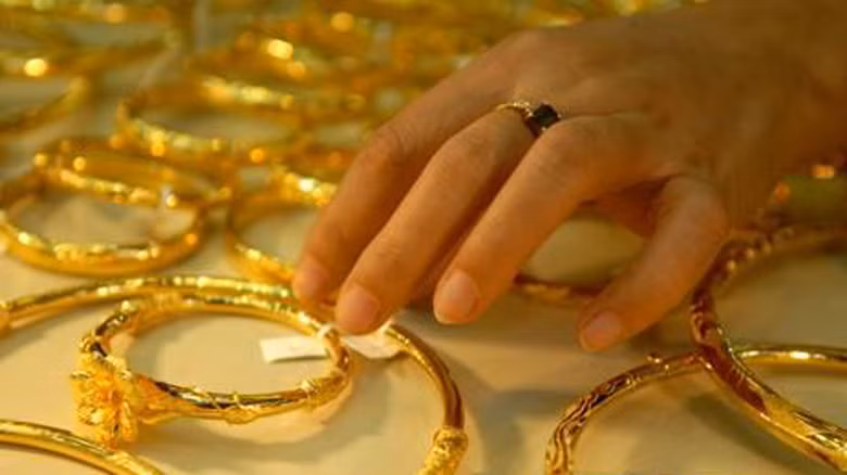 Giá vàng tăng nhẹ, USD giảm