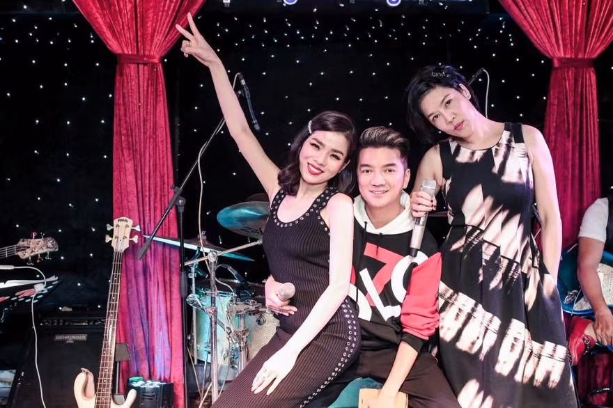 Dàn ca sĩ tập xuyên đêm chuẩn bị cho đêm nhạc Gia nhân 2019