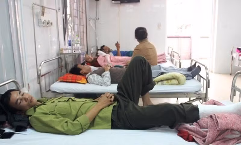 Nhân viên kiểm lâm Lê Anh Tuấn bị lâm tặc hành hung dã man phải nhập viện cấp cứu trong tình trạng đa chấn thương.