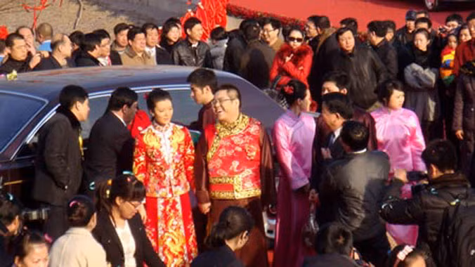 Vợ chồng tỷ phú Li Zhaohui (giữa) trong lễ cưới tháng 1/2010. Ảnh: Xinhua