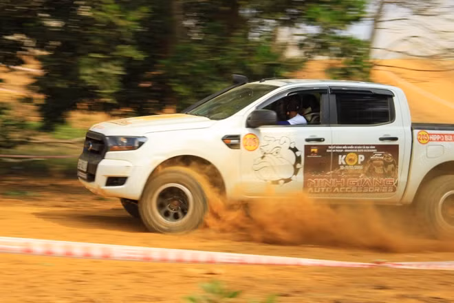 Bán tải lập sân chơi offroad riêng