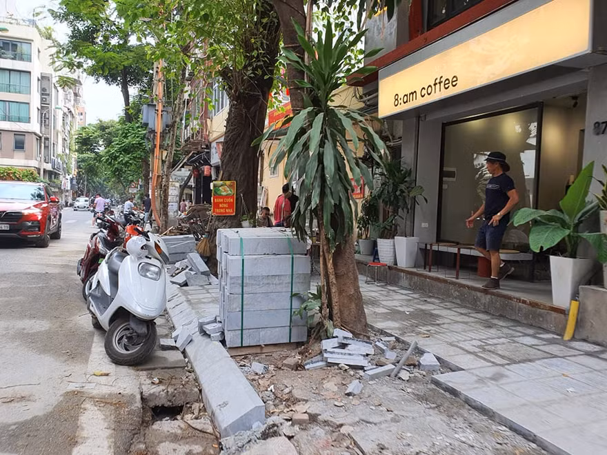 Lát đá vỉa hè trên phố Triệu Việt Vương (quận Hai Bà Trưng)