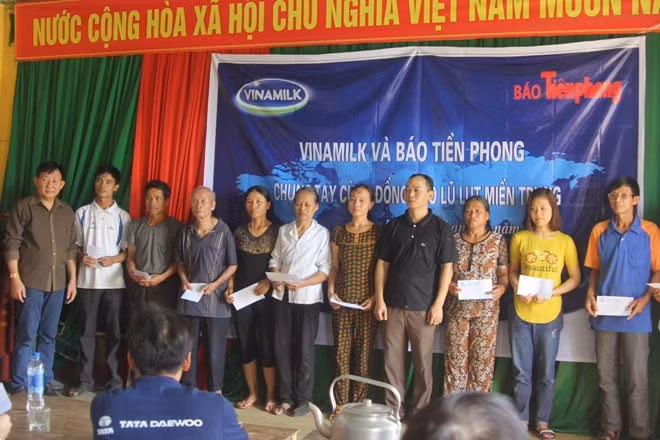 Ông Nguyễn Thanh Tú, Chánh Văn phòng, Chủ tịch Công đoàn Cty Vinamilk và đại diện báo Tiền phong, Tỉnh Đoàn Hà Tĩnh trao quà cho người dân vùng lũ huyện Vũ Quang, Hương Khê