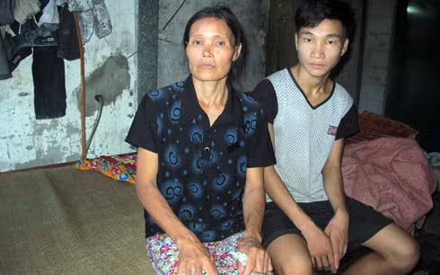Mẹ con bà Hồng sau khi bị lừa tiền. Ảnh: VOV