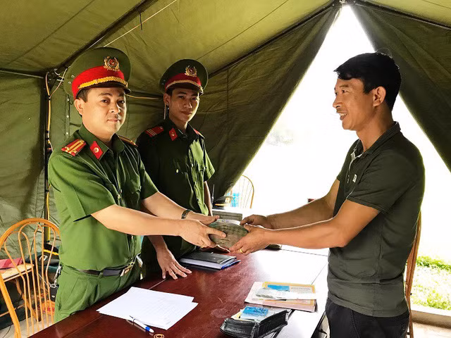 Công an huyện Hoa Lư trả lại tài sản giá trị cho anh Dương Văn Trường