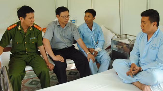 Lãnh đạo Công an TP Buôn Ma Thuột và Công an tỉnh Đăk Lăk thăm hỏi hai cảnh sát bị thương. Ảnh: Kh.Uyên/ VnExpress