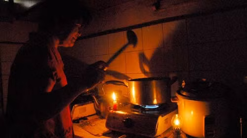 Nắng nóng gần 40 độ, người dân Hà Nội vẫn chịu cảnh mất điện