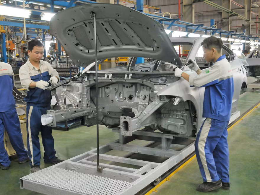 Công nhân Cty TC Motor lắp ráp ô tô. Ảnh: Tuấn Nguyễn