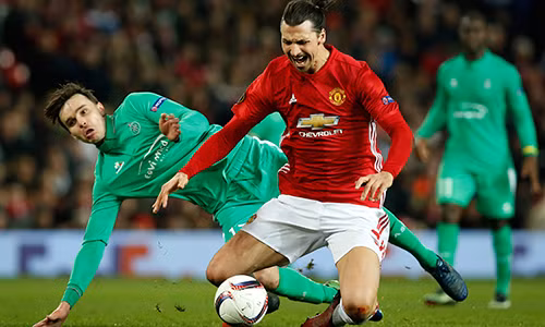 Man Utd đang cùng lúc phải chinh chiến trên bốn mặt trận và đối mặt với bài toán nan giải về phân bổ lực lượng. Ảnh: Reuters.