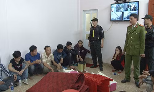 39 người đánh bạc bị tạm giữ. Ảnh: C.A.