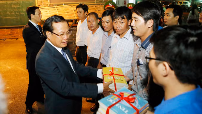  Bí thư thành ủy Hà Nội Phạm Quang Nghị trao tặng sách cho lớp học vùng cao tại Hội sách Hà Nội 2014. Ảnh: Như Ý