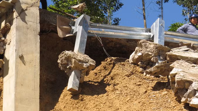 Hiện trường xói lở ở cầu treo xã Trọng Hóa, Minh Hóa, Quảng Bình