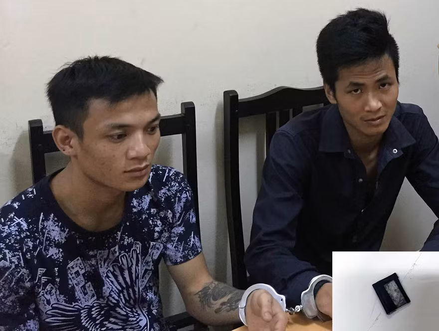 Hai đối tượng cùng tang vật.