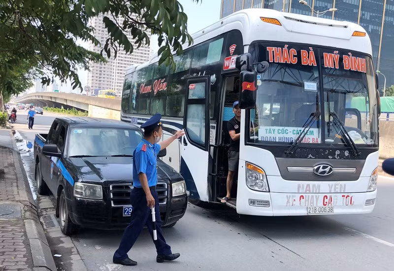Thanh tra giao thông Hà Nội kiểm tra xe khách trên đường Phạm Hùng sáng 18/5