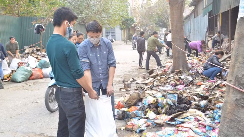 Sau đám cháy, chủ kho hàng đi nhặt từng gói bột canh
