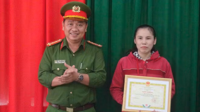 Đại tá Nguyễn Chí Công, trao giấy khen cho nữ tạp vụ. Ảnh: Anh Minh/Zing