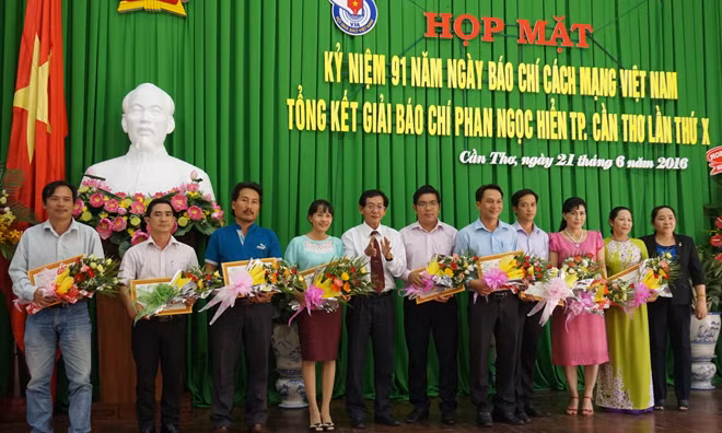 Các tác giả nhận giải cuộc thi báo chí Phan Ngọc Hiển.