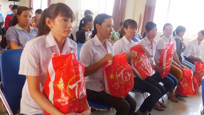 Trao quà Tết cho công nhân có hoàn cảnh khó khăn