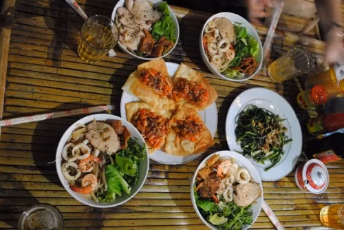  Cao lầu, hoành thánh trứ danh phố Hội