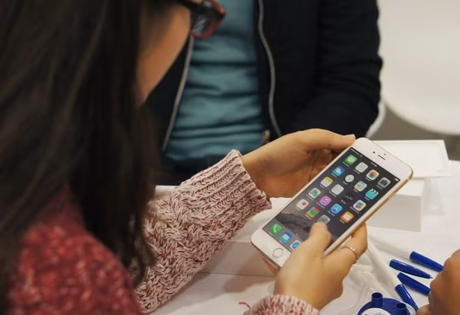 Một người dùng tại Việt Nam đang trải nghiệm chiếc iPhone 6 Plus mới sắm trong ngày đầu máy bán ra tại Việt Nam. Ảnh: Thành Duy. 
