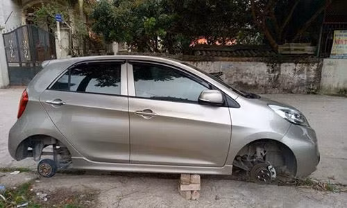 Chiếc xe ô tô bị mất trộm hai lốp.