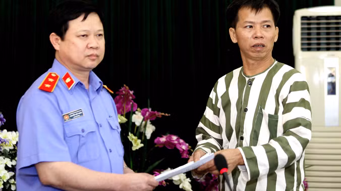 Viện Kiểm sát nhân dân Tối cao trao quyết định đình chỉ thi hành án cho ông Nguyễn Thanh Chấn. Ảnh: Thanh Lưu