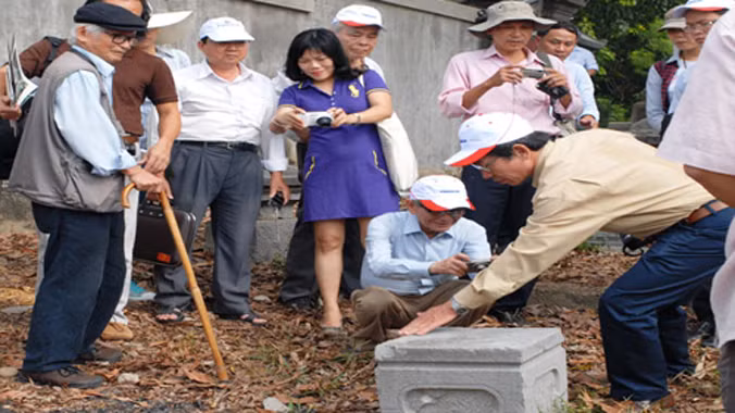 Đoàn các nhà nghiên cứu đi thực địa tại khu vực chùa Thiền Lâm (Thừa Thiên - Huế).