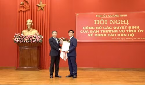 Ông Nguyễn Xuân Ký, Bí thư Tỉnh ủy, Chủ tịch HĐND tỉnh Quảng Ninh trao Quyết định cho ông Nguyễn Anh Tú. Ảnh: ANTT