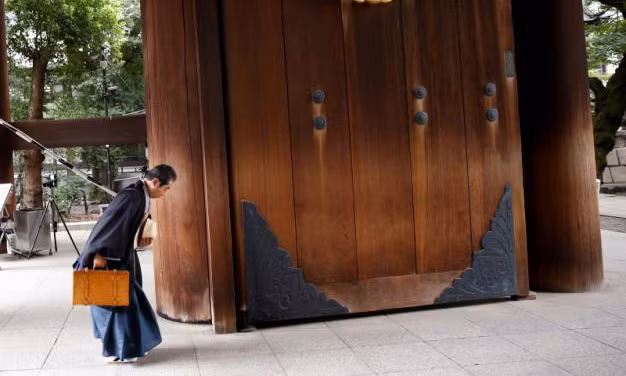 Trước cửa đền Yasukuni.