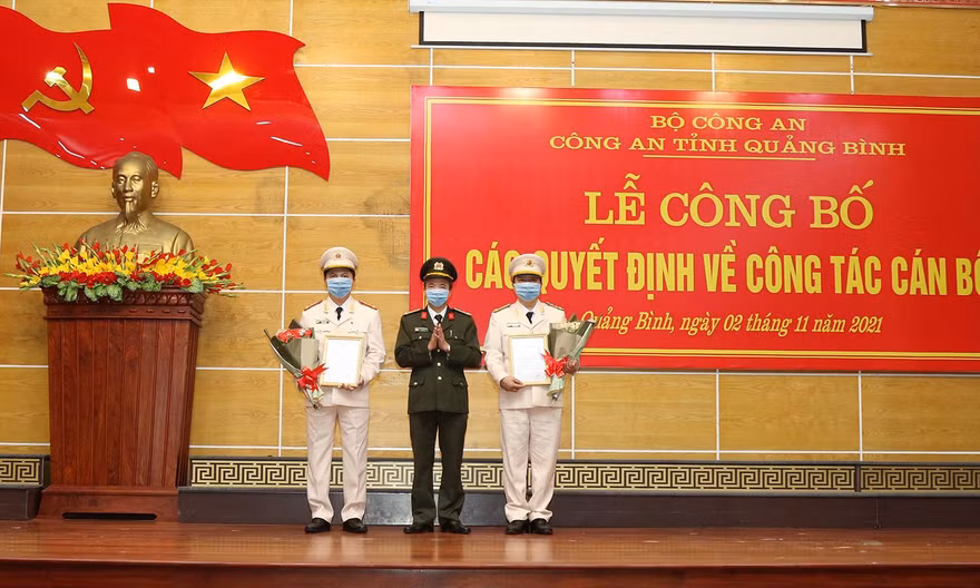 Giám đốc Công an tỉnh Nguyễn Tiến Nam trao các quyết định về công tác Đảng cho đại tá Nguyễn Tiến Hoàng Anh, Phó Giám đốc Công an tỉnh, và đại tá Đoàn Thanh Tuyên, Chánh thanh tra, Công an tỉnh.
