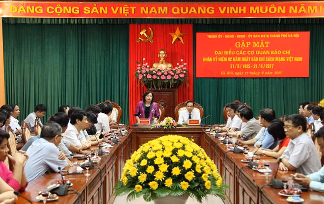 Phó Bí thư Thành ủy, Chủ tịch Hội đồng nhân dân thành phố Hà Nội Nguyễn Thị Bích Ngọc phát biểu chúc mừng các nhà báo nhân Ngày Báo chí Cách mạng Việt Nam. 