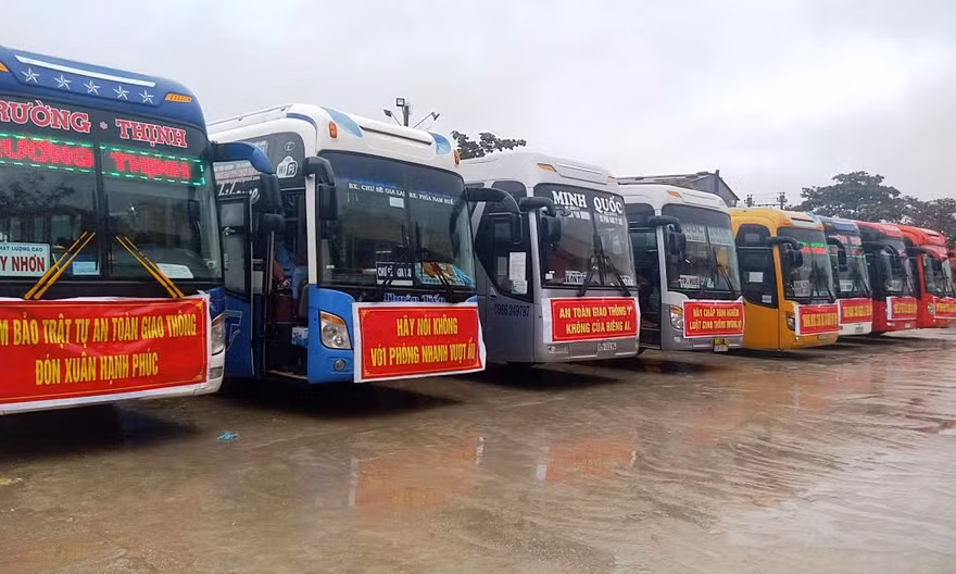 Xe khách tại Huế sẵn sàng tham gia phục vụ nhu cầu đi lại tăng cao của người dân dịp Tết Đinh Dậu 2017. 