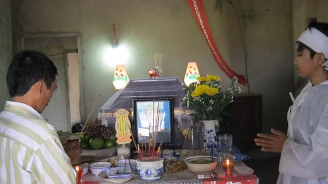 Người dân đến chia buồn cùng gia đình nạn nhân.