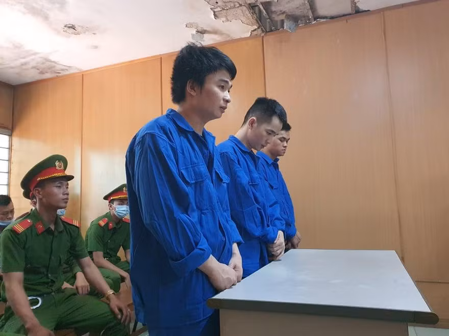 3 bị cáo tại phiên tòa ngày 27/4. Ảnh: T.M
