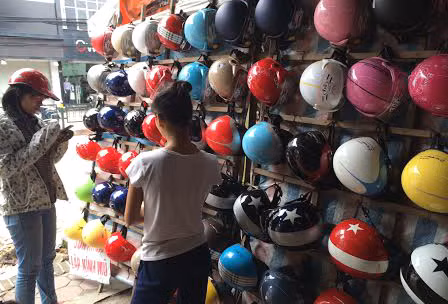 Loại mũ bảo hiểm thời trang, mũ lưỡi trai hầu như đã biết mất khi quy định xử phạt người đội mũ không đủ ba lớp có hiệu lực. Thay vào đó, mũ bảo hiểm đủ ba lớp giá 50.000 đồng/chiếc được bày bán tràn lan trên vỉa hè Hà Nội