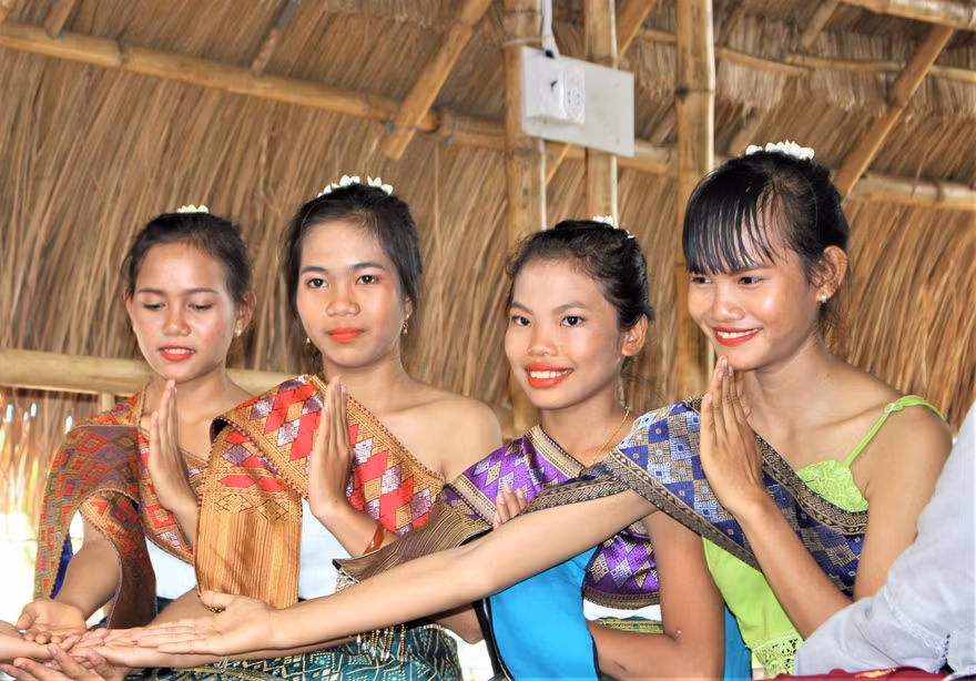 Thiếu nữ người Việt gốc Lào