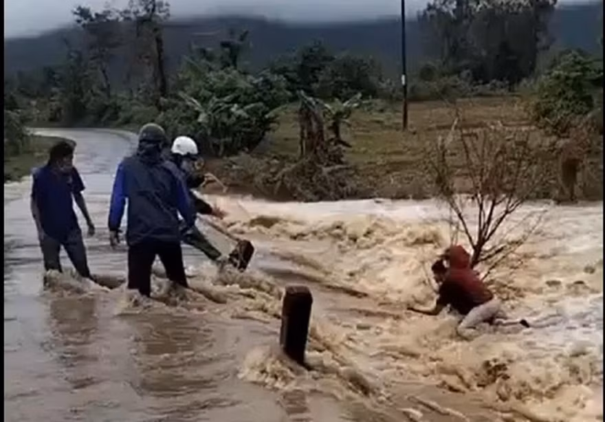 Nhiều người ứng cứu người phụ nữ rơi xuống suối