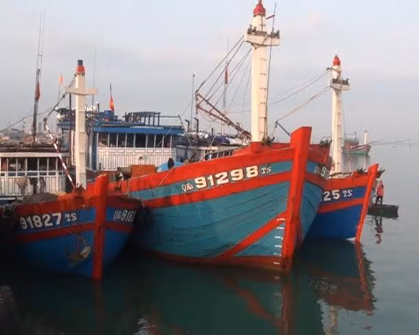 Tàu cá QNa 91298 TS cùng 15 ngư dân được lai dắt về bở an toàn