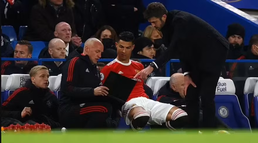 Vì sao Ronaldo ngồi dự bị trong trận MU gặp Chelsea?