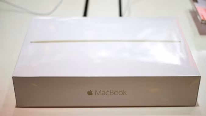 Dòng máy tính xách tay siêu mỏng của Apple sắp bán chính thức tại Việt Nam với giá từ 33 triệu đồng.