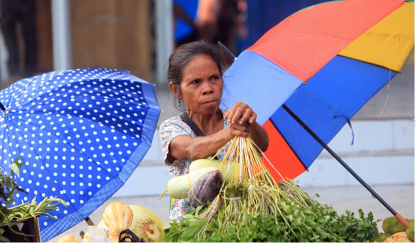 Một người bán hàng rong ở Đông Timor. (Ảnh: EPA)