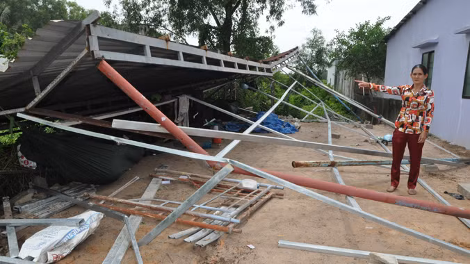 Bà Nguyễn Thị Minh Nguyệt tại ngôi nhà bị đánh sập