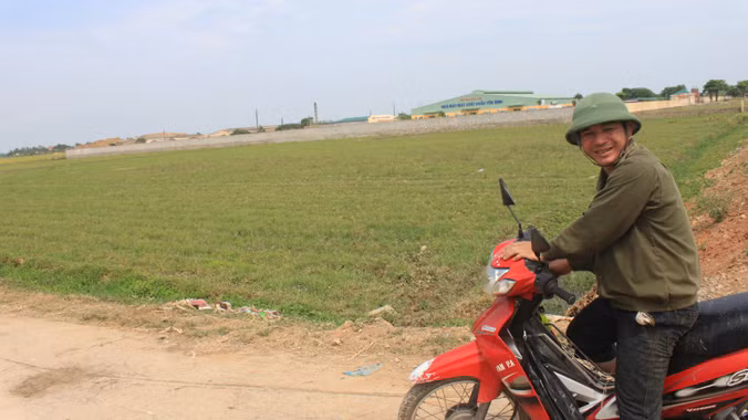 Diện tích đất lúa ở xã Định Liên, huyện Yên Định (Thanh Hóa) được UBND huyện thu hồi, bỏ hoang sáu tháng nay. Ảnh: Hoàng Lam
