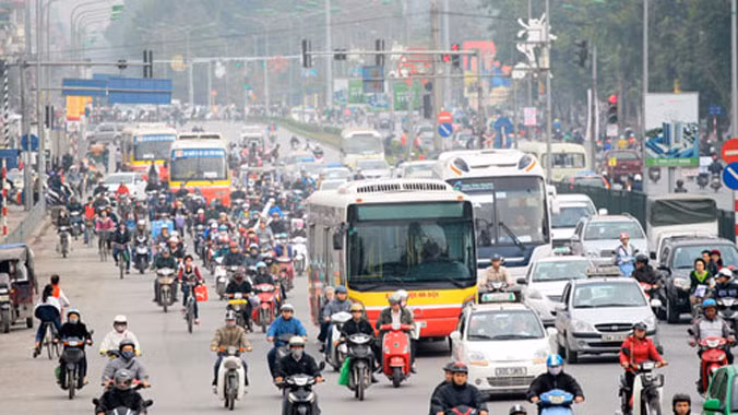 Đường Giải Phóng trở nên lộn xộn sau khi dải phân làn cưỡng bức được dỡ bỏ. Ảnh:Bá Đô.