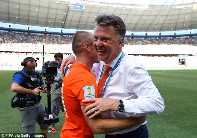 Van Gaal hy sinh kỳ nghỉ hè vì M.U