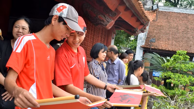 Sĩ tử đổ về Văn Miếu cầu may