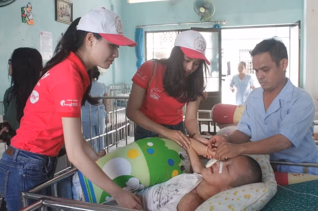 Nữ sinh duyên dáng rớt nước mắt khi thăm làng trẻ SOS