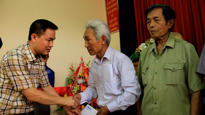  Ông Nguyễn Sỹ Tâm, Tổng giám đốc Cty diệt mối và khử trùng Hà Nội tặng quà cho các cựu TNXP tỉnh Hòa Bình