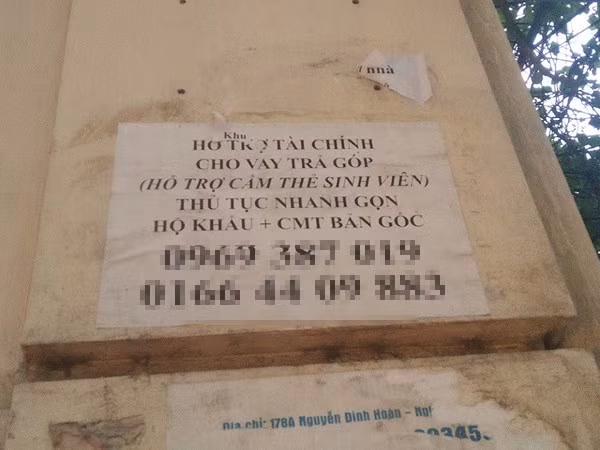 Không khó để bắt gặp những tờ rơi, quảng cáo cho vay tiền được dán trên các cột điện, bờ tường tại các ngõ ngách trên phố Hà Nội. 