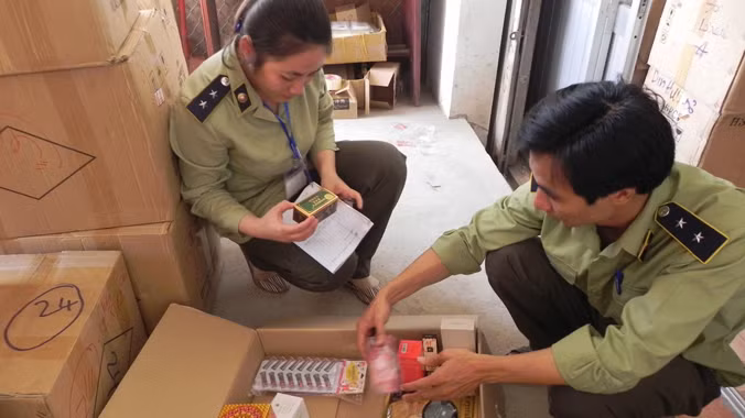Mỹ phẩm là hàng nhái có xuất xứ từ Trung Quốc, bị QLTT TPHCM phát hiện, xử lý. Ảnh: Hoàng Việt